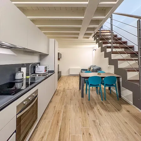Bright With Terrace And Pool شقة ميلان